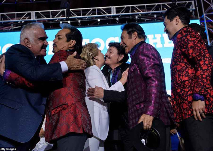 Bà Clinton gặp gỡ những người ủng hộ tại Công viên Craig Ranch Regional ở Bắc Las Vegas sau khi màn tranh luận cuối cùng kết thúc. Ảnh: Getty.