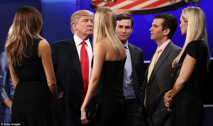 Nét mặt buồn rười rượi của ứng viên tỷ phú Donald Trump khi đứng bên vợ và các con tại trung tâm Thomas&Mack, Đại học Nevada, hôm 20/10 (giờ Việt Nam).