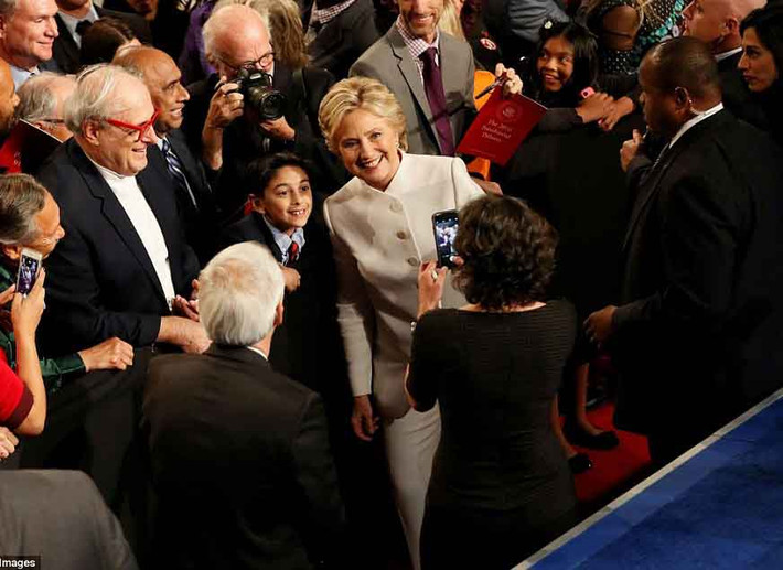 Cựu Ngoại trưởng Mỹ Clinton chụp ảnh cùng người ủng hộ sau trận “so găng” thứ ba với tỷ phú Trump. Ảnh: Getty.