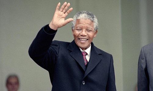 Cho tới năm 2008, ông Nelson Mandela mới được Mỹ “xóa tên” khỏi danh sách khủng bố của nước này. Ảnh: FPJ.