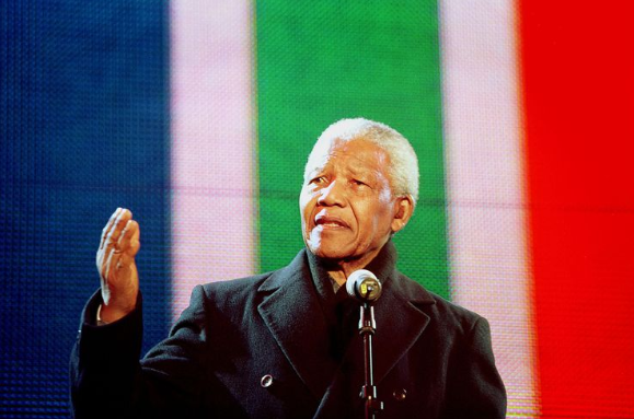 Cha mẹ của vị cựu tổng thống này đều không biết chữ. Ông Rolihlahla Mandela là người đầu tiên trong gia đình được đi học. Khi ở trường, cô giáo đã đặt cho ông một cái tên tiếng Anh là "Nelson". Ảnh: TC.