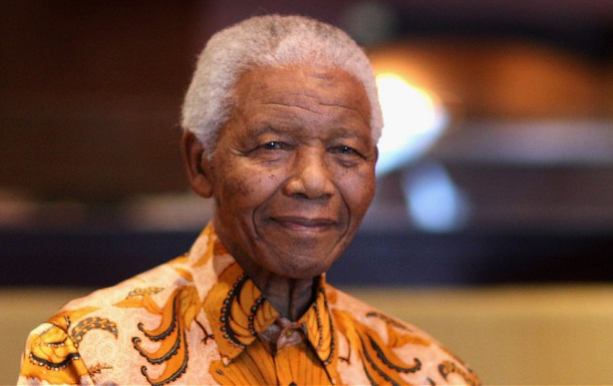 Cựu Tổng thống Nelson Mandela là đồng tác giả một cuốn sách với lãnh tụ Cuba Fidel Castro. Ảnh: Telegraph.
