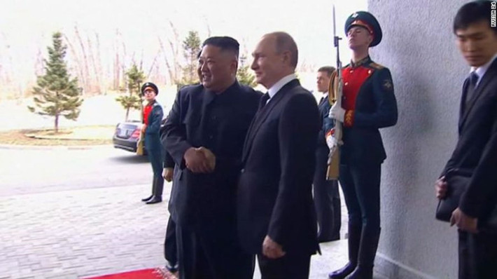 Được biết, phái đoàn Nga có sự tham dự của Phó Thủ tướng Yury Trutnev, Ngoại trưởng Sergey Lavrov, Bộ trưởng Giao thông Yevgeny Dietrich, Bộ trưởng Phát triển Viễn Đông Nga kiêm đồng Chủ tịch Ủy ban Liên Chính phủ Nga-Triều Tiên Alexander Kozlov, người đứng đầu ngành đường sắt Oleg Belozerov, Thứ trưởng Bộ Năng lượng Anatoly Yanovsky và một số quan chức cấp cao khác. Trong khi đó, phái đoàn Triều Tiên gồm có Ngoại trưởng Ri Yong Ho, Thứ trưởng Thứ nhất Bộ Ngoại giao Choe Son Hui, Tham mưu trưởng Quân đội Nhân dân Triều Tiên Ri Yong Gil, các Phó Chủ tịch Ủy ban Trung ương Đảng Lao động Triều Tiên Kim Phyong Hae, O Su Yong và một số quan chức cấp cao khác. Ảnh: CNN.