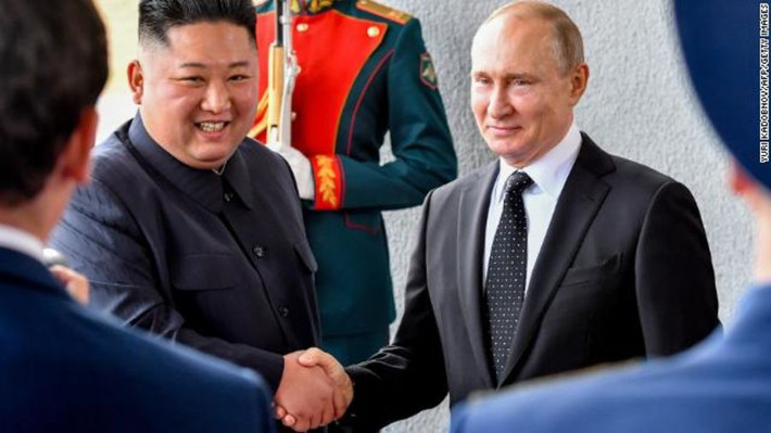 Tổng thống Putin cũng tổ chức một cuộc họp báo sau đó. Tổng thống Nga cho biết ông và Chủ tịch Kim Jong-un đều hài lòng với kết quả hội đàm. Ảnh: CNN.