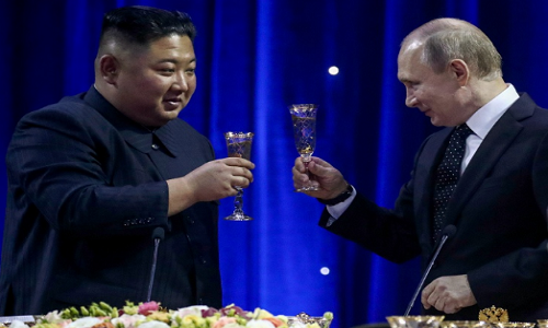 Chủ tịch Triều Tiên Kim Jong-un đã dự tiệc chiêu đãi do Tổng thống Nga Vladimir Putin chủ trì sau khi Hội nghị Thượng đỉnh Nga-Triều đầu tiên kết thúc sau 3 tiếng rưỡi hội đàm. Ảnh: TASS.