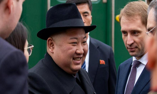 Sau buổi tiệc, nhà lãnh đạo Triều Tiên Kim Jong-un lên xe rời khỏi Đại học Liên bang Viễn Đông, nơi vừa diễn ra cuộc gặp thượng đỉnh. Tổng thống Putin đã tiễn ông Kim ra tận xe. Ảnh: Ông Kim Jong-un tới Nga hôm 24/4. Ảnh: Euronews.