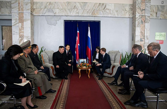 Chủ tịch Kim Jong-un gặp gỡ các quan chức tại Khasan. Ảnh: The Guardian.
