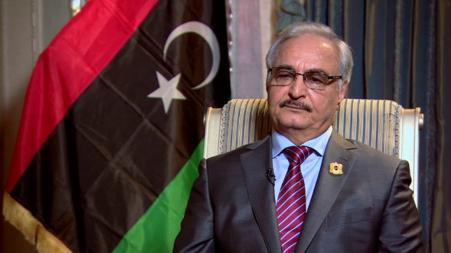 Ông Haftar sinh năm 1943 tại thành phố Ajdabiya và là một thành viên của bộ lạc al-Farjani. Ông từng theo học trường al-Huda tại quê nhà năm 1957, sau đó chuyển tới Derna để học trung học từ năm 1961 đến 1964. Ảnh: Getty.