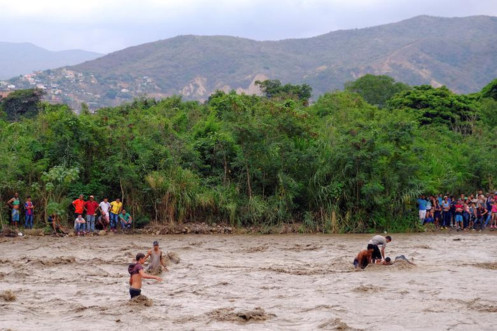 Cảnh người dân Venezuela mạo hiểm vượt sông nhìn từ Cucuta, Colombia.