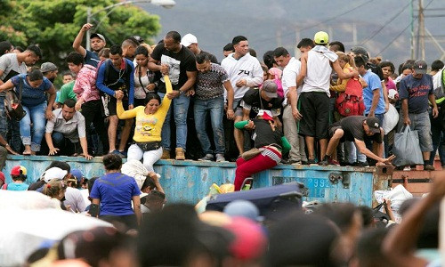 Theo hãng thông tấn Reuters, hàng nghìn người dân Venezuela đã vượt qua các "chướng ngại vật" dọc cây cầu quốc tế Simon Bolivar nối Venezuela và Colombia hôm 2/4, để sang Colombia tìm thức ăn, thuốc men và thậm chí là việc làm,... (Nguồn ảnh: Reuters)