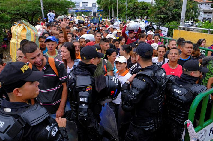 Cảnh sát chống bạo động Colombia "căng mình" ngăn dòng người đổ về nước này trên cây cầu quốc tế Simon Bolivar hôm 2/4.