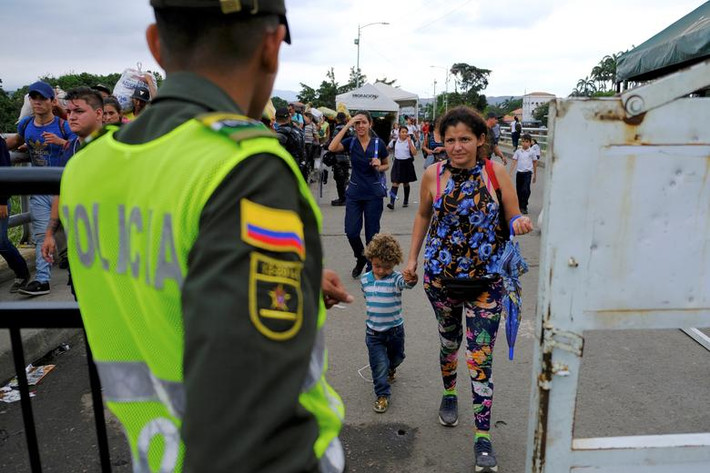 Được biết, hàng triệu người dân Venezuela đã tìm cách sang Colombia để thoát khỏi tình trạng thiếu lương thực và thuốc men tại quê nhà, tìm việc làm và đến các quốc gia Mỹ Latinh khác.
