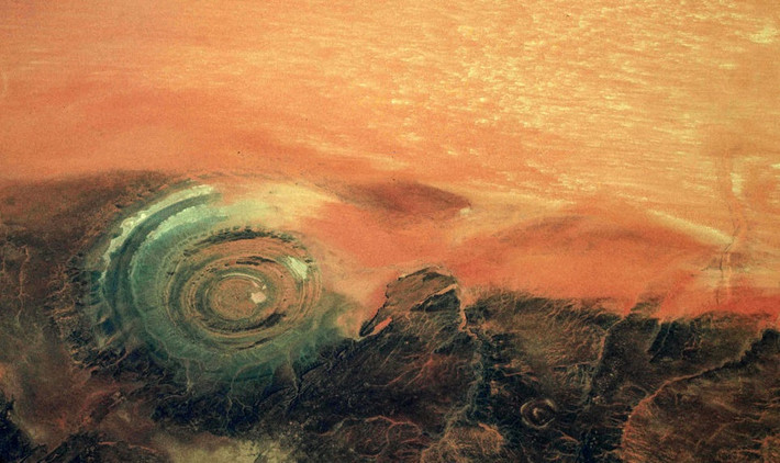 Rishat, còn được gọi là “mắt Sahara” hoặc “mắt châu Phi”, là một cấu trúc địa lý hình tròn có đường kính lên tới 50 km.