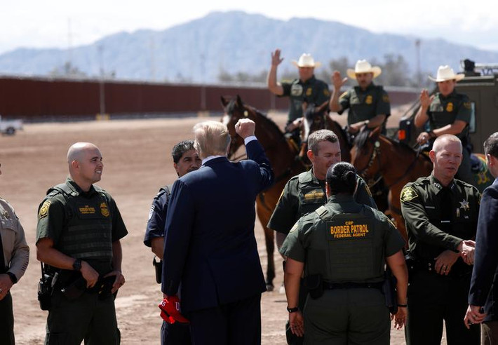 Tổng thống Donald Trump chào các nhân viên tuần tra biên giới Mỹ tại Calexico.