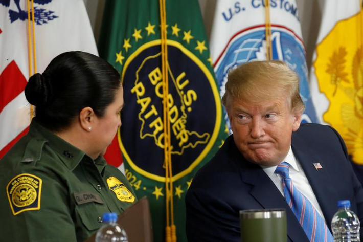 Tổng thống Trump trao đổi với bà Gloria Chavez, quan chức thuộc lực lượng tuần tra biên giới Mỹ, trong cuộc họp bàn tròn.