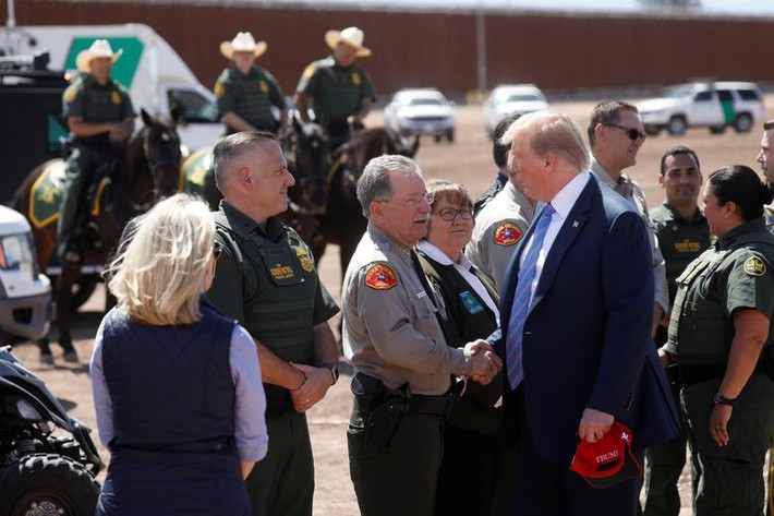 Tổng thống Donald Trump bắt tay các quan chức khi tới thăm biên giới Mỹ-Mexico tại Calexico ngày 5/4.