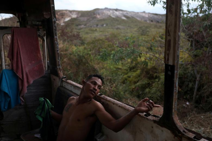 Theo hãng thông tấn Reuters, khoảng 10 di dân Venezuela đã rời khỏi đất nước và vượt biên vào Brazil với hy vọng sẽ có cuộc sống tốt đẹp hơn. Họ đã sống trên một chiếc xe buýt bị bỏ lại ven đường tại khu vực biên giới Brazil-Venezuela suốt 3 tháng. (Nguồn ảnh: Reuters)