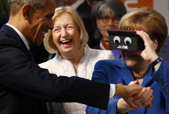 Thủ tướng Đức Angela Merkel và Tổng thống Obama thử thiết bị thực tế ảo trong chuyến thăm Hannover Messe ở Hanover, Đức, ngày 25/4/2016.