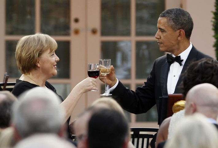 Tổng thống Obama nâng cốc cùng Thủ tướng Merkel trong bữa tiệc tại Vườn Hồng của Nhà Trắng ngày 7/6/2011.