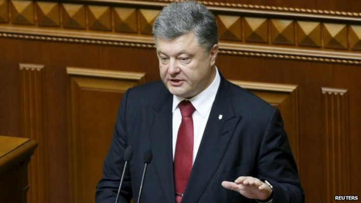 Trong thời kỳ chuyển tiếp đó, ông Poroshenko buôn bán hạt ca cao, sau đó mua nhiều hãng sản xuất bánh kẹo, rồi sáp nhập chúng thành tập đoàn Roshen, sản xuất 450 nghìn tấn bánh kẹo mỗi năm. Cũng chính từ đó, ông Poroshenko có biệt danh "Vua sô-cô-la". Ảnh: Reuters.
