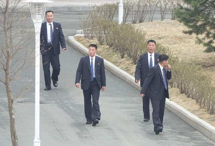 Các nhân viên an ninh Triều Tiên tuần tra gần Đại học Liên bang Viễn Đông ở Vladivostok. Ảnh: The Guardian.