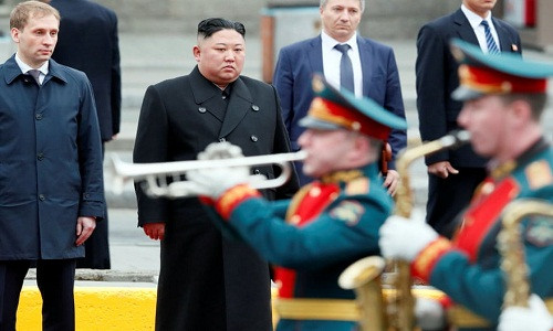 Ông Kim Jong-un được chào đón khi tới thành phố Vladivostok. Ảnh: The Guardian.