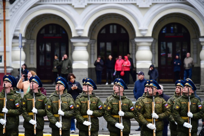 Đội danh dự chuẩn bị cho lễ đón ông Kim Jong-un tại thành phố Vladivostok. Ảnh: The Guardian.