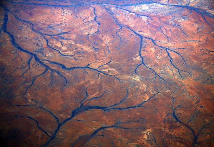 Góc nhìn toàn cảnh các dòng sông khô hạn ở vùng Pilbara thuộc Tây Úc. Vùng Pilbara, với diện tích bằng Tây Ban Nha, có trữ lượng quặng sắt lớn nhất thế giới và cung cấp gần 45% lượng khoáng sản được buôn bán trên toàn cầu. Hình chụp tháng 12/2013. Ảnh: Reuters.