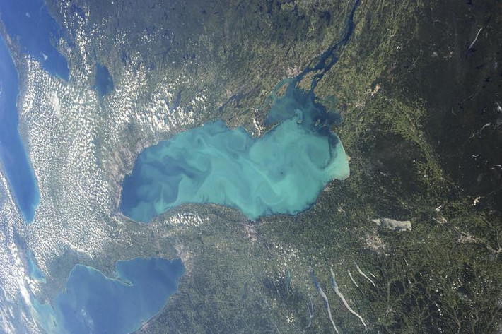 Những sinh vật phù du cuối hè nở rộ trên phần lớn hồ Ontario, một trong Ngũ Đại Hồ ở Bắc Mỹ, trong một bức ảnh chụp từ Trạm Vũ trụ Quốc tế. Vi khuẩn lam, hay còn gọi là tảo lục lam, có thể đạt số lượng lớn và thay đổi màu nước đến mức có thể nhìn thấy sự đổi màu từ trên quỹ đạo. Ảnh chụp tháng 8/2013. Ảnh: Reuters.