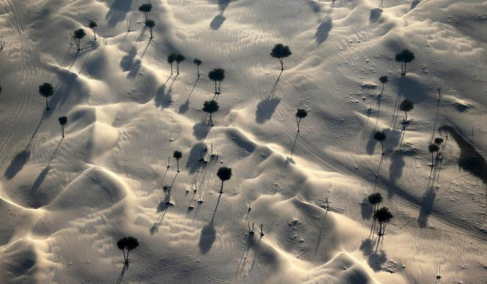 Góc nhìn từ trên cao xuống sa mạc Nad Al Desert ở Dubai. Ảnh: Reuters.