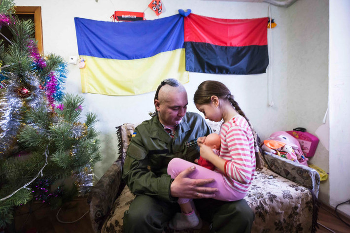 Roman Kuz, binh sĩ Ukraine 37 tuổi, trở về nhà ở Mariupol để dành thời gian bên gia đình trong dịp Lễ Giáng sinh. Anh chơi đùa với cô con gái 6 tuổi, Lisa, trước khi trở lại chiến trường.