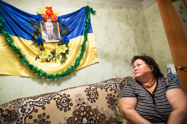 Natalia Remenuk ngồi trong ngôi nhà của cô ở một ngôi làng gần Slavyansk. Được biết, cô Remenuk đã mất đi cậu con trai Andreij trong trận chiến tại sân bay Donetsk.