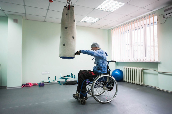 Một bệnh nhân trong phòng gym của "Trung tâm phục hồi nghề nghiệp cho người khuyết tật" ở Kramatorsk. Được biết, trước khi cuộc xung đột bùng phát, đã có 300 nghìn người khuyết tật trong khu vực này vì nơi đây có rất nhiều hầm mỏ.