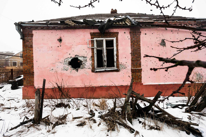 Một ngôi nhà hư hại do trúng đạn pháo tại khu vực nằm giữa Donetsk và Mariupol.