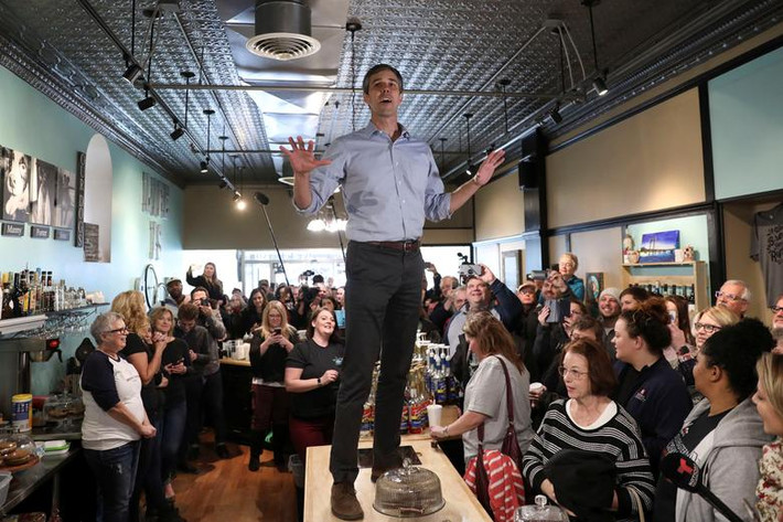 Nghị sĩ Beto O Rourke, 46 tuổi, trở nên nổi tiếng vào năm ngoái với khả năng gây quỹ cao kỷ lục cho chiến dịch tranh cử của ông cũng như khả năng thu hút đám đông.