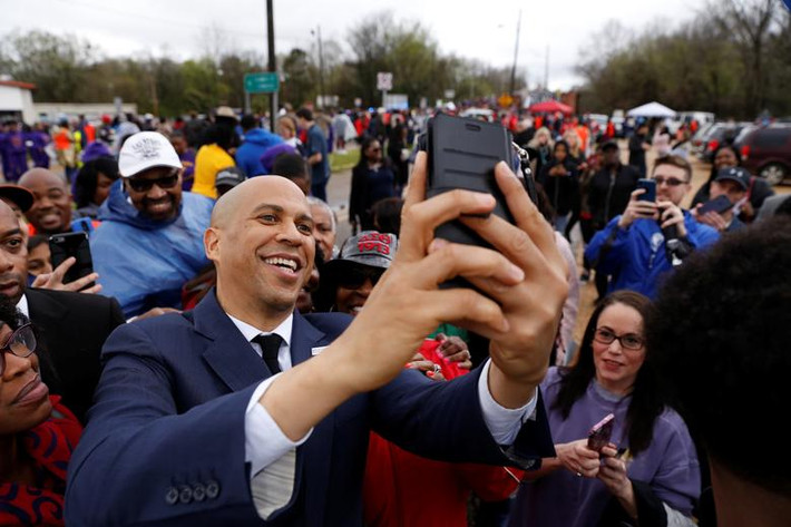 Thượng nghị sĩ da màu Cory Booker, 49 tuổi đến từ New Jersey, được cho là đang hẹn hò với nữ diễn viên Rosario Dawson.