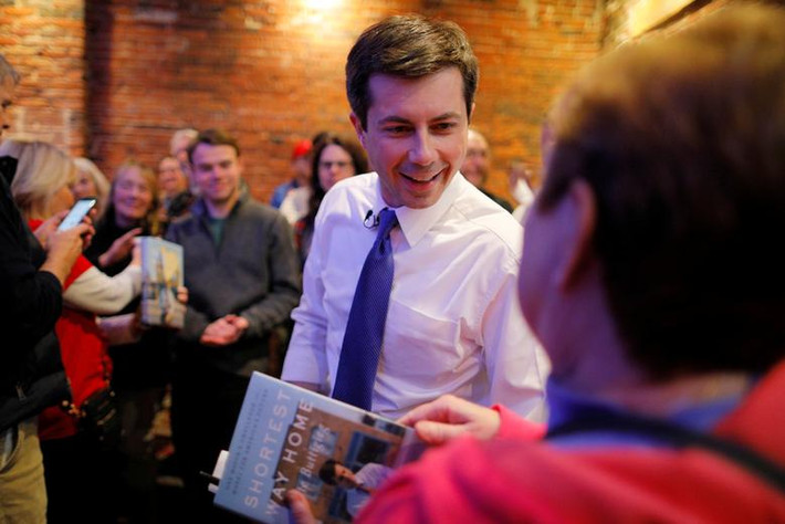 Thị trưởng 37 tuổi Pete Buttigieg đến từ South Bend, bang Indiana, có thể nói 7 ngôn ngữ. Ông tự nhận mình là đại diện cho thế hệ lãnh đạo mới cần thiết để "đối đầu" với Tổng thống Trump. Ông Buttigieg có thể sẽ là ứng viên tổng thống đầu tiên của một đảng chính trị lớn tại Mỹ công khai đồng tính.