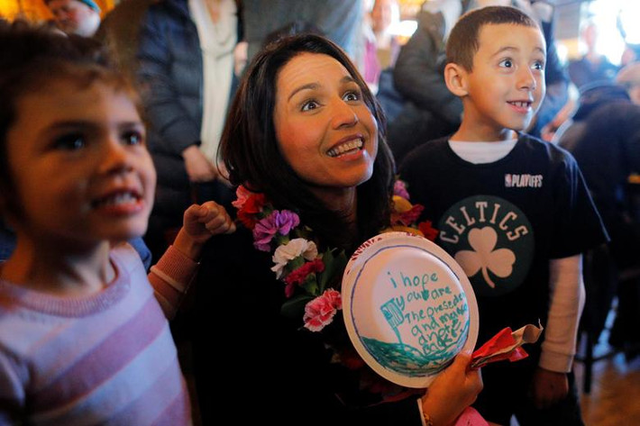 Nữ nghị sĩ Tulsi Gabbard, 37 tuổi, là người Mỹ gốc Samoa. Bà phản đối sự can thiệp của Mỹ vào Syria và chỉ trích việc Tổng thống Trump đứng về phía Saudi Arabia sau vụ sát hại nhà báo Jamal Khashoggi. Bà từng ủng hộ Thượng nghị sĩ Sanders trong chiến dịch tranh cử tổng thống của ông năm 2016.