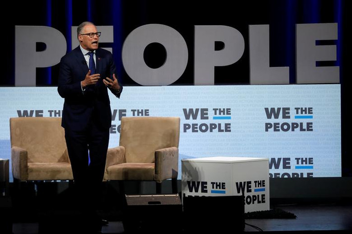Thống đốc Washington Jay Inslee, 68 tuổi, từng làm việc trong Quốc hội suốt 15 năm trước khi được bầu làm thống đốc năm 2012.