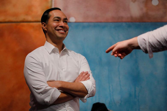 Cựu Bộ trưởng Nhà ở và Phát triển Đô thị Mỹ Julian Castro, 44 tuổi, thông báo sẽ tham gia cuộc đua vào Nhà Trắng năm sau tại quê nhà của ông ở San Antonio.