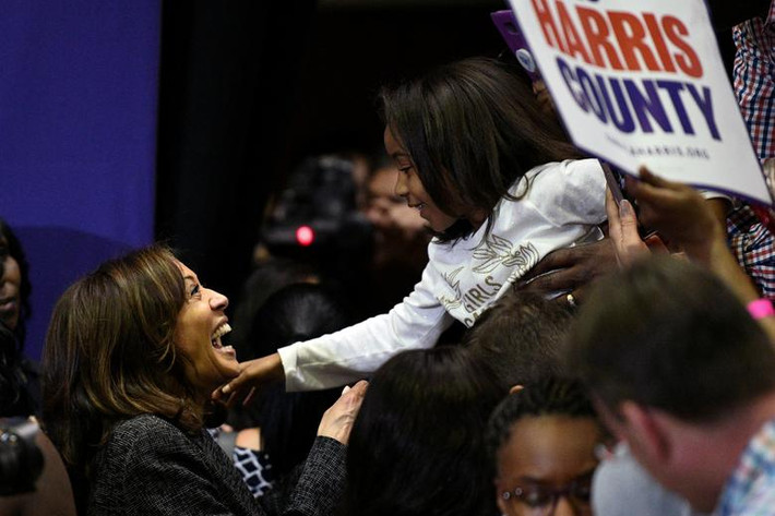 Thượng nghị sĩ Kamala Harris, 54 tuổi, đã khởi động cuộc đua vào Nhà Trắng năm 2020 với việc "công kích" các chính sách của Tổng thống Mỹ Donald Trump trong cuộc vận động tranh cử tại quê nhà của bà ở Oakland, bang California.