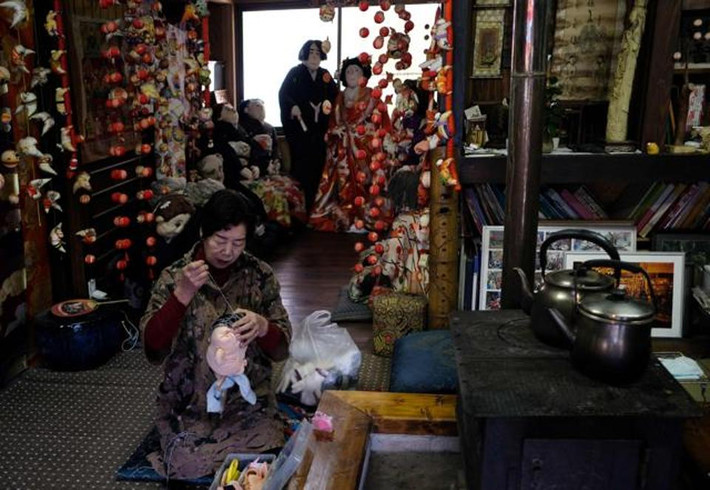 Năm 2003, bà Ayano tạo ra một con bù nhìn để đuổi chim trong vườn. Bà đã lấy quần áo của cha bà để mặc cho con bù nhìn đó.