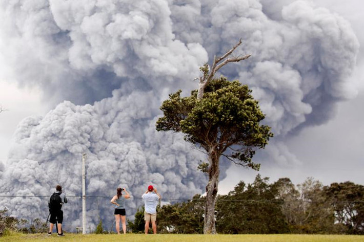 Hồi tháng 5/2018, siêu núi lửa Kilauea tại Hawaii (Mỹ) đã bất ngờ phun trào trở lại sau hơn 600 trận động đất trong 4 ngày liên tiếp khiến hàng nghìn người buộc phải sơ tán và hơn 700 công trình bị phá huỷ. (Nguồn ảnh: Reuters)