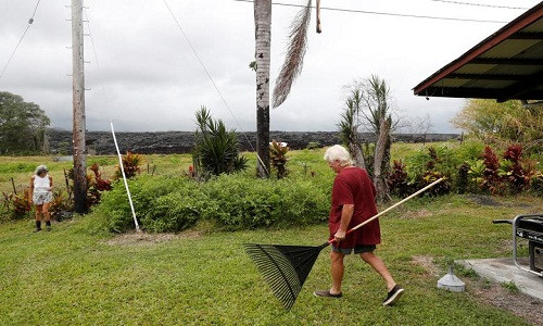 Eddie McLaren và vợ Pauline dọn dẹp lại ngôi nhà của họ ở Kapoho. "Chúng tôi đã quay trở lại vì không còn nơi nào để đi. Bây giờ tôi nghĩ rằng, tôi sẽ không bao giờ rời khỏi đây", bà Pauline, 78 chia sẻ.