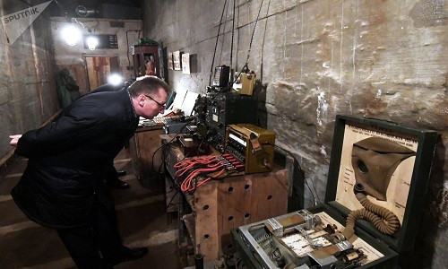 Một du khách chăm chú xem những đồ vật được trưng bày trong bảo tàng Vault-703.
