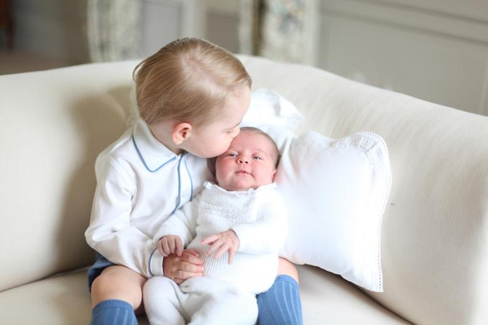 Hoàng tử nhí George và tiểu Công chúa Charlotte trong bức ảnh chụp hồi giữa tháng 5/2015 tại Norfolk.