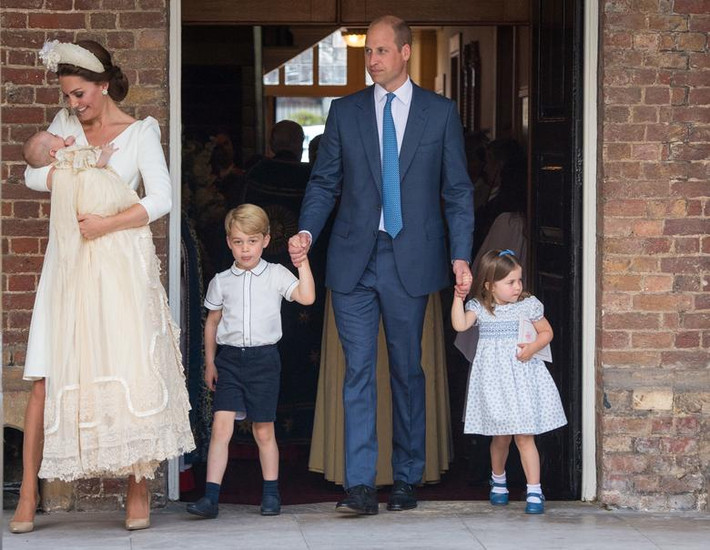 Hoàng tử William và Công nương Kate cùng các con là Hoàng tử nhí George, tiểu Công chúa Charlotte và Hoàng tử nhí Louis rời khỏi nhà nguyện ở cung điện St James, London, sau lễ rửa tội của Louis ngày 9/7/2018.