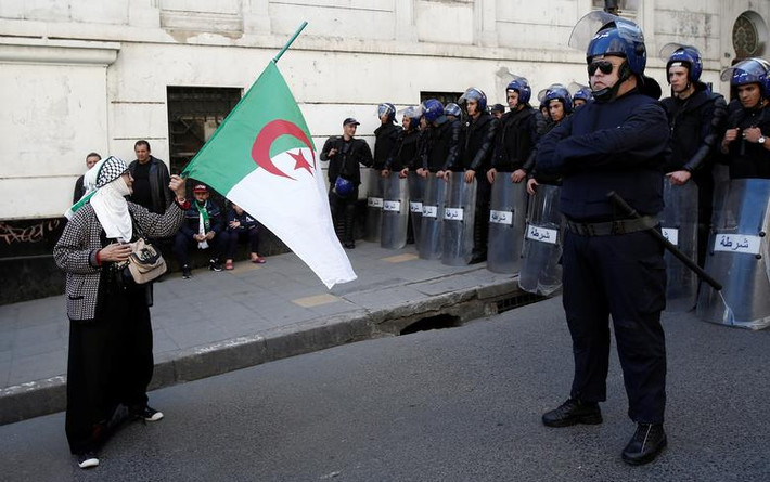 Cảnh sát chống bạo động Algeria đã được triển khai để trấn áp đám đông người biểu tình quá khích.