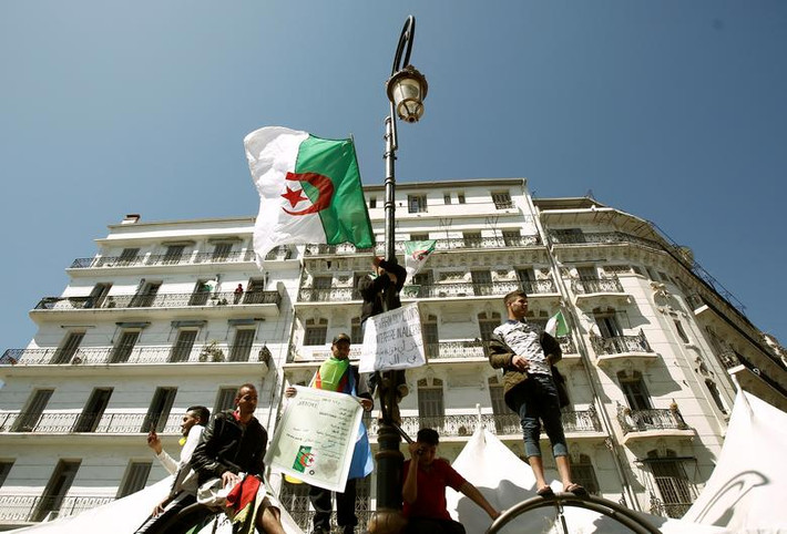 Từ cuối tháng 2/2019, hàng nghìn người dân Algeria đã tham gia vào các cuộc biểu tình kêu gọi vị tổng thống 82 tuổi của nước này từ bỏ quyền lực.