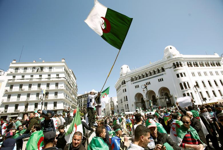 Trước đó, trong bài phát biểu trên truyền hình ngày 26/3, Tư lệnh quân đội Algeria, ông Ahmed Gaed Salah, đã đề cập tới việc đương kim Tổng thống Abdelaziz Bouteflika nên từ chức khi "không còn phù hợp để điều hành đất nước" bởi sức khỏe ông không được tốt trong những năm gần đây.